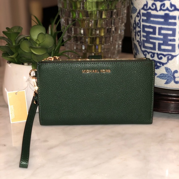 Michael Kors Handbags - Michael Kors Jet Set Leather phone wristlet NWT 😎